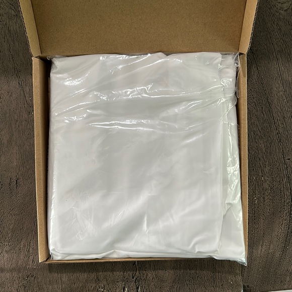 Amazon Basics 100% Cotton Hypoallergenic Pillow Protector - Picture 2 of 8